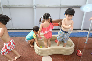 今年度最後の水遊び　楽しかったね　2歳児クラス