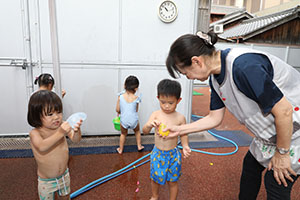 今年度最後の水遊び　楽しかったね　2歳児クラス