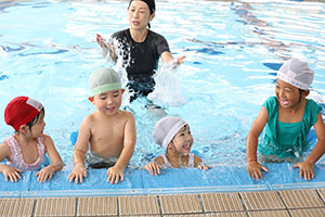 スイミングクラブへ行きました　ばら・すみれ