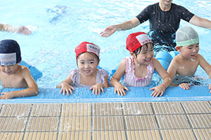 スイミングクラブへ行きました　ばら・すみれ