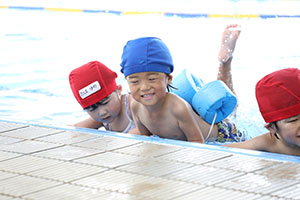 スイミングクラブへ行きました　ばら・すみれ