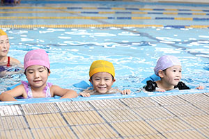 スイミングクラブへ行きました　ばら・すみれ