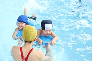 スイミングクラブへ行きました　ばら・すみれ