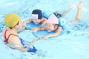 スイミングクラブへ行きました　ばら・すみれ