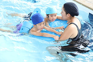 スイミングクラブへ行きました　ばら・すみれ