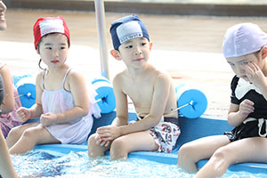 スイミングクラブへ行きました　ばら・すみれ