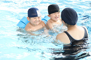 スイミングクラブへ行きました　ばら・すみれ