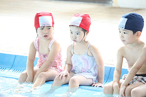 スイミングクラブへ行きました　ばら・すみれ