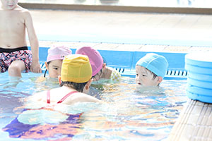 スイミングクラブへ行きました　ばら・すみれ