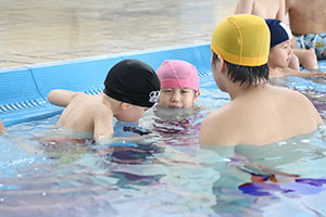 スイミングクラブへ行きました　ばら・すみれ