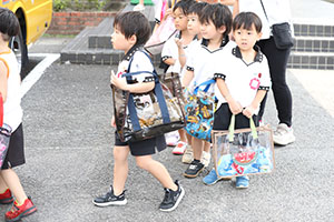 スイミングクラブへ行きました　ばら・すみれ