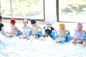 スイミングクラブへ行きました　ばら・すみれ