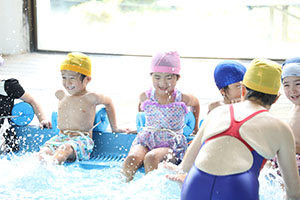 スイミングクラブへ行きました　ばら・すみれ