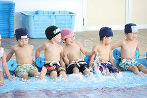 スイミングクラブへ行きました　ばら・すみれ