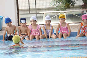 スイミングクラブへ行きました　ばら・すみれ