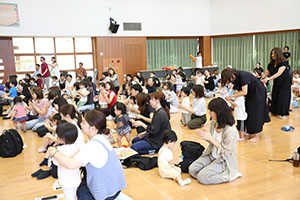リトルエンゼル 「1歳児の親子の集い」ケロポンズコンサート