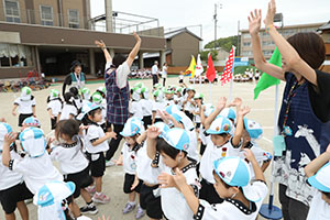 運動会の活動　かけっこ　　年少組