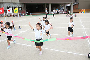運動会の活動　かけっこ　　年少組