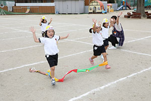 運動会の活動　かけっこ　　年少組