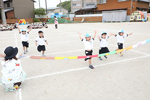 運動会の活動　かけっこ　　年少組