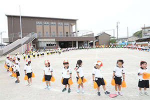 運動会の活動　リズム　年少組