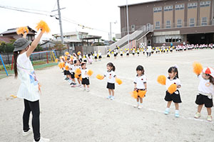 運動会の活動　リズム　年少組