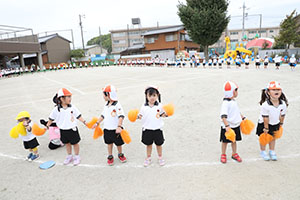 運動会の活動　リズム　年少組