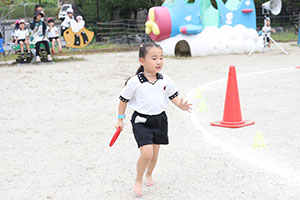 運動会　リレー活動頑張っています　年長組　NO．2