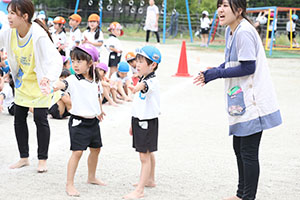 運動会　リレー活動頑張っています　年長組　NO．2