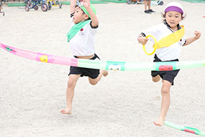 運動会　リレー活動頑張っています　年長組　NO．2