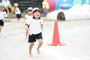 運動会　リレー活動頑張っています　年長組　NO．1