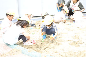 砂場で遊びました　あひる