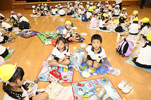 東員町中部公園遠足 　ーホールでお弁当ー　年中　 