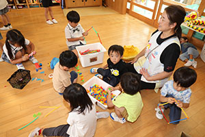 お部屋で仲良く遊びました　ばら・ひよこ　　たんぽぽ・あひる
