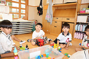 お部屋で仲良く遊びました　ばら・ひよこ　　たんぽぽ・あひる