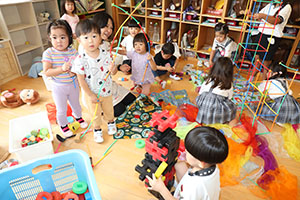 お部屋で仲良く遊びました　ばら・ひよこ　　たんぽぽ・あひる