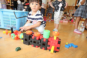 お部屋で仲良く遊びました　ばら・ひよこ　　たんぽぽ・あひる