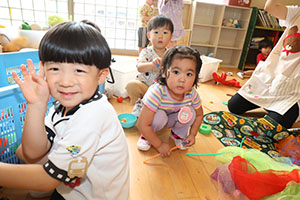 お部屋で仲良く遊びました　ばら・ひよこ　　たんぽぽ・あひる