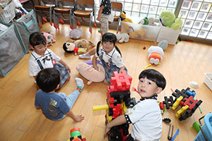 お部屋で仲良く遊びました　ばら・ひよこ　　たんぽぽ・あひる