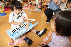 お部屋で仲良く遊びました　ばら・ひよこ　　たんぽぽ・あひる