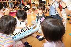 お部屋で仲良く遊びました　ばら・ひよこ　　たんぽぽ・あひる