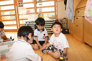 お部屋で仲良く遊びました　ばら・ひよこ　　たんぽぽ・あひる