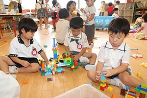 お部屋で仲良く遊びました　ばら・ひよこ　　たんぽぽ・あひる