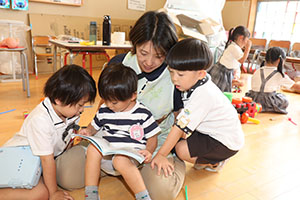 お部屋で仲良く遊びました　ばら・ひよこ　　たんぽぽ・あひる