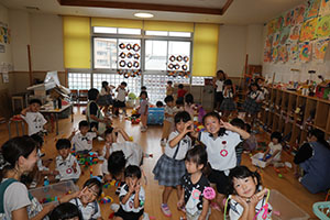 お部屋で仲良く遊びました　ばら・ひよこ　　たんぽぽ・あひる