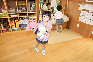 お部屋で仲良く遊びました　ばら・ひよこ　　たんぽぽ・あひる