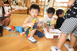 お部屋で仲良く遊びました　ばら・ひよこ　　たんぽぽ・あひる