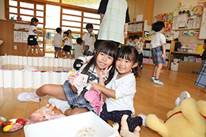 お部屋で仲良く遊びました　ばら・ひよこ　　たんぽぽ・あひる