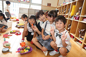 お部屋で仲良く遊びました　ばら・ひよこ　　たんぽぽ・あひる