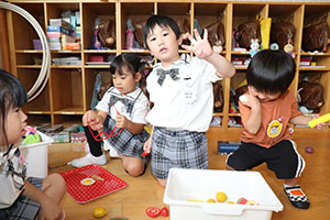 お部屋で仲良く遊びました　ばら・ひよこ　　たんぽぽ・あひる
